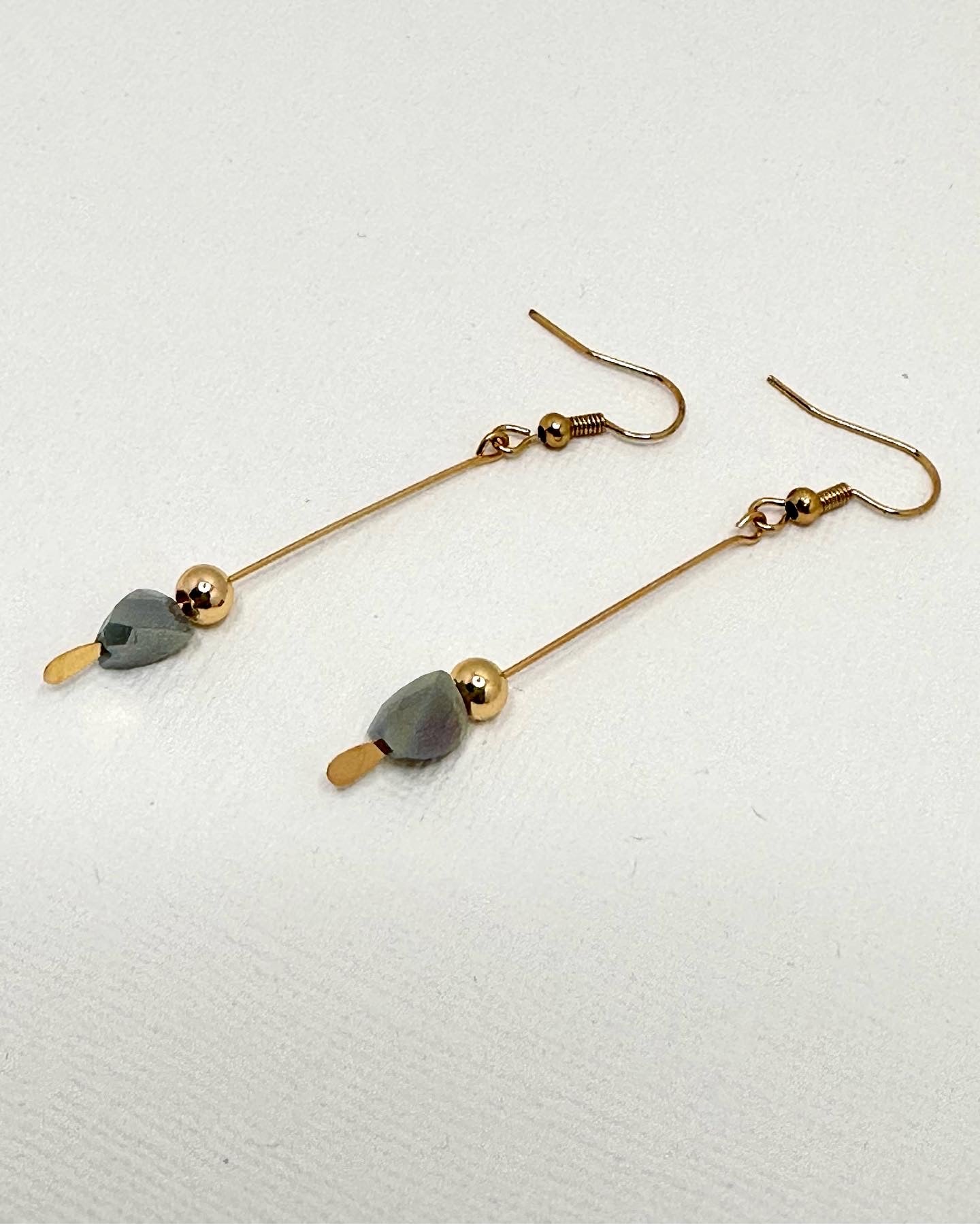 Simple gold dangling earrings